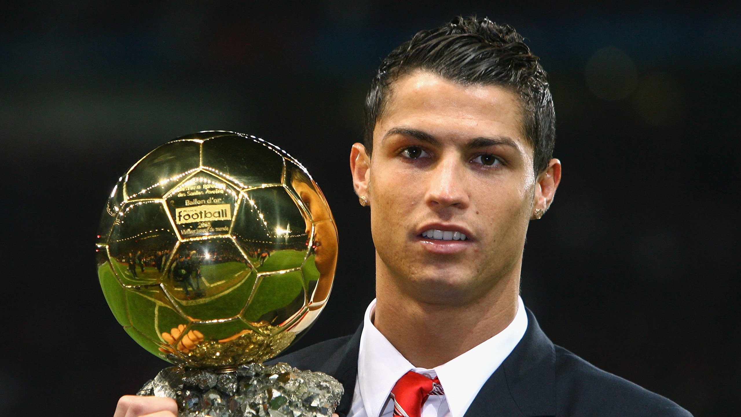 中国举重运动员成功举起关键重量